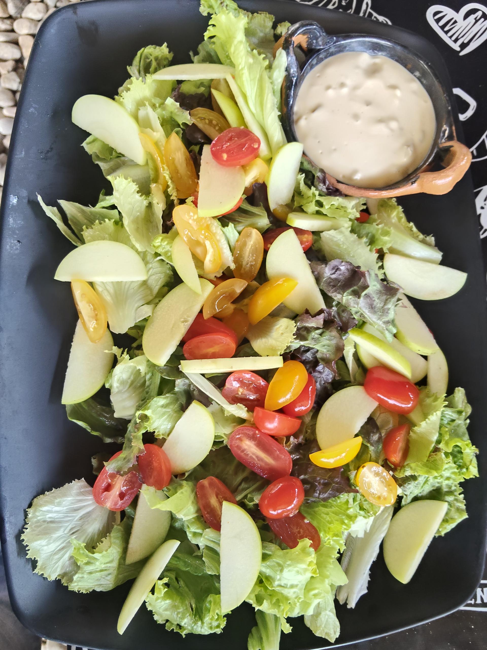 Ensalada y platillos de Montaña Roja